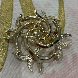 Elegant Gold Tone Swirl Floral Cluster Design Brooch